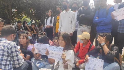 एनओसी नरोक्न माग गर्दै विद्यार्थी आन्दोलनमा, शिक्षामन्त्रीको राजीनामा माग !