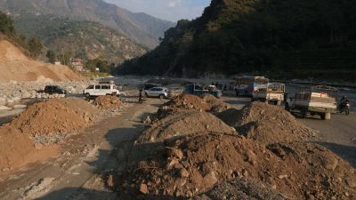 बिपी राजमार्गको हालत : जोखिम मोलेर खोलाको यात्रा 